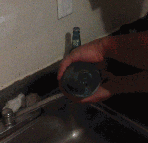 Как быстро вылить воду из бутылки